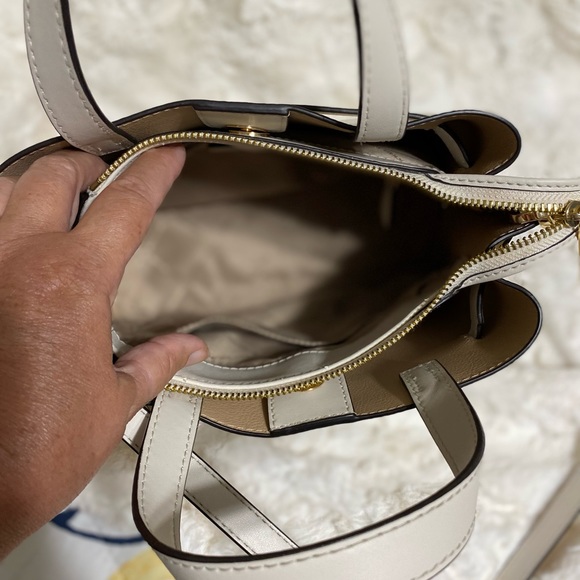 Michael Kors Pebble Leather Cross body - Picture 4 of 4